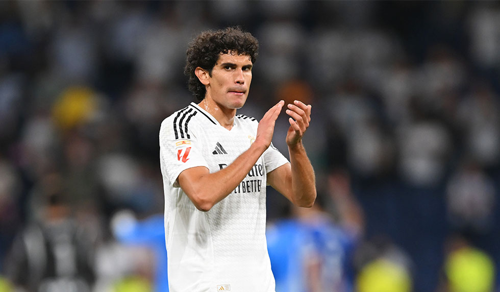 Jesús Vallejo adalah salah satu pemain bertahan yang telah lama menjadi bagian dari skuad Real Madrid, meskipun lebih sering dipinjamkan ke klub lain. Meski tidak selalu menjadi pilihan utama di tim inti, Vallejo tetap menunjukkan profesionalisme dan loyalitas yang tinggi terhadap klub raksasa Spanyol tersebut. Awal Karier dan Kedatangan ke Real Madrid Jesús Vallejo lahir di Zaragoza pada 5 Januari 1997. Karier profesionalnya dimulai di klub kampung halamannya, Real Zaragoza, di mana ia tampil impresif sebagai bek tengah muda. Performa solidnya di usia muda menarik perhatian Real Madrid, yang kemudian merekrutnya pada tahun 2015. Dipinjamkan untuk Menimba Pengalaman Setelah direkrut, Vallejo langsung dipinjamkan kembali ke Zaragoza dan kemudian ke Eintracht Frankfurt di Jerman. Bersama klub Bundesliga tersebut, ia menunjukkan potensi besar sebagai bek yang cerdas, tangguh dalam duel udara, dan tenang saat menguasai bola. Peminjaman ke beberapa klub—termasuk Wolverhampton Wanderers di Inggris dan Granada di La Liga—memberikan Vallejo menit bermain penting, meskipun cedera dan persaingan ketat sering menghambat kontinuitas performanya. Peran di Real Madrid dan Situasi Terkini Meskipun Vallejo belum mampu mengamankan tempat reguler di tim utama Real Madrid, ia tetap dianggap sebagai aset berharga oleh manajemen klub. Dengan lini belakang yang diisi nama-nama besar seperti Éder Militão, David Alaba, dan Antonio Rüdiger, peluang bermain Vallejo memang terbatas. Profesionalisme dan Dedikasi Salah satu hal yang membuat Vallejo tetap dihormati oleh staf pelatih dan rekan-rekannya adalah sikap profesionalnya. Ia jarang tampil di media, tidak pernah mengeluh tentang kurangnya menit bermain, dan selalu siap ketika dipanggil, bahkan dalam laga penting sekalipun. Ia juga sering dipercaya sebagai bagian dari skuad saat Madrid bermain di ajang Copa del Rey atau laga-laga dengan rotasi besar. Masa Depan Masih Terbuka Kontrak Vallejo bersama Real Madrid masih berlaku, dan meskipun masa depannya tidak selalu jelas, kemungkinan peminjaman atau transfer permanen selalu menjadi opsi setiap musim panas. Namun, loyalitasnya kepada klub dan keinginannya untuk sukses di Santiago Bernabéu tetap menjadi cerita tersendiri.