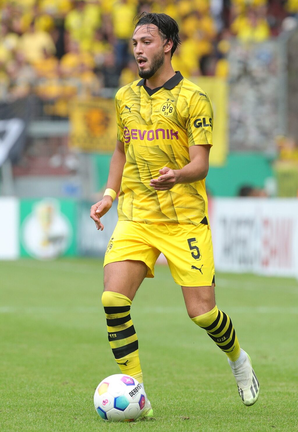 profil-lengkap-pemain-bola-ramy-bensebaini