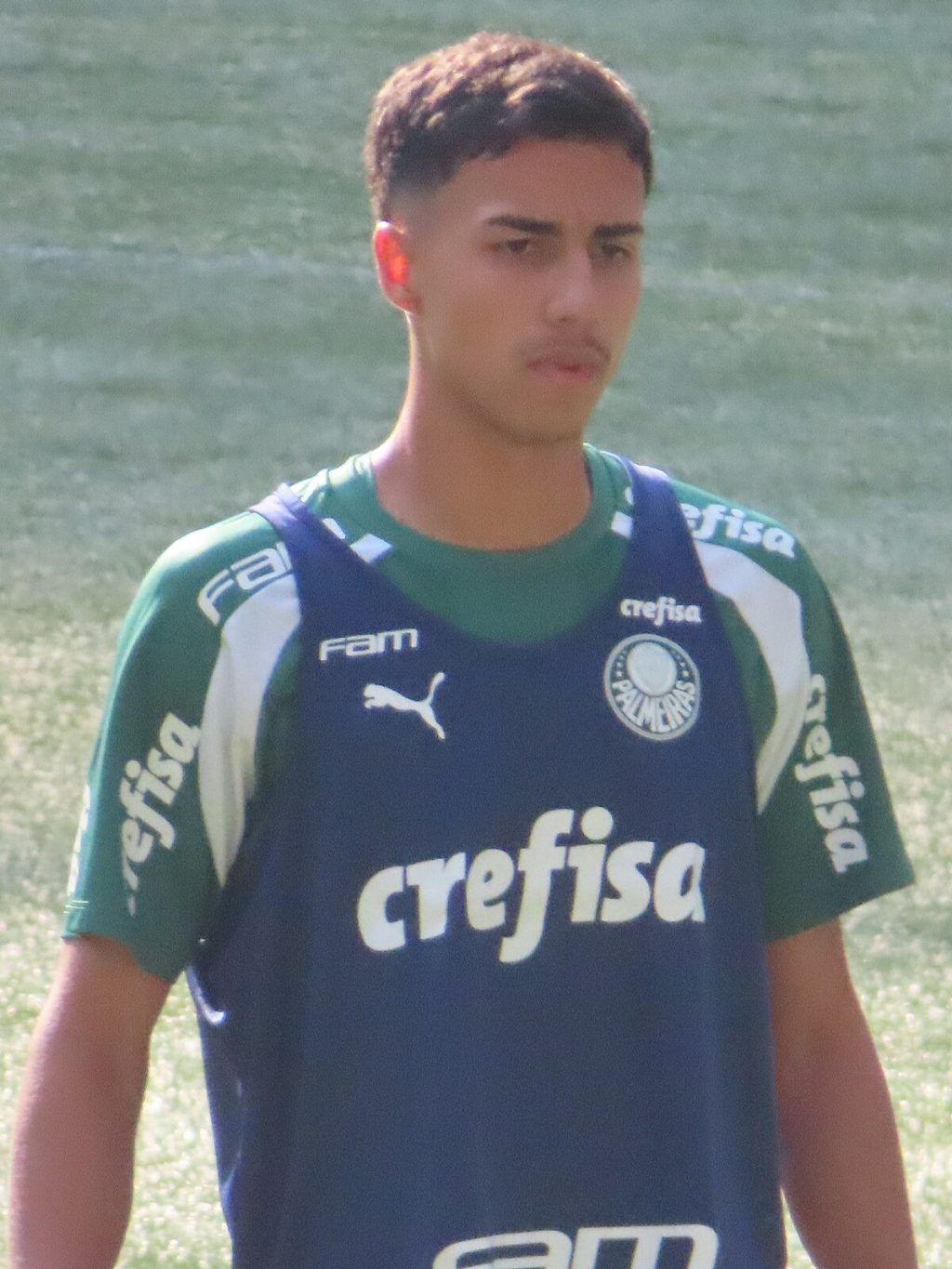 profil-dan-perjalanan-karier-pemain-bola-vitor-reis